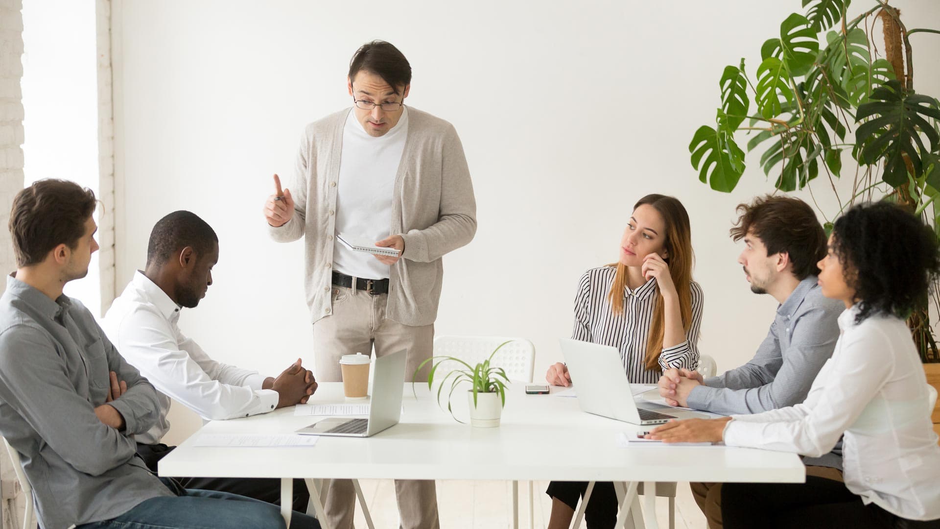 Advogada em consulta com cliente em ambiente acolhedor