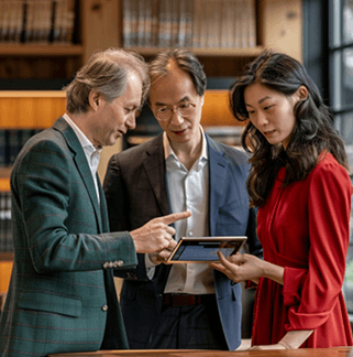 Ilustração representando Compliance Empresarial com símbolos de conformidade e governança corporativa